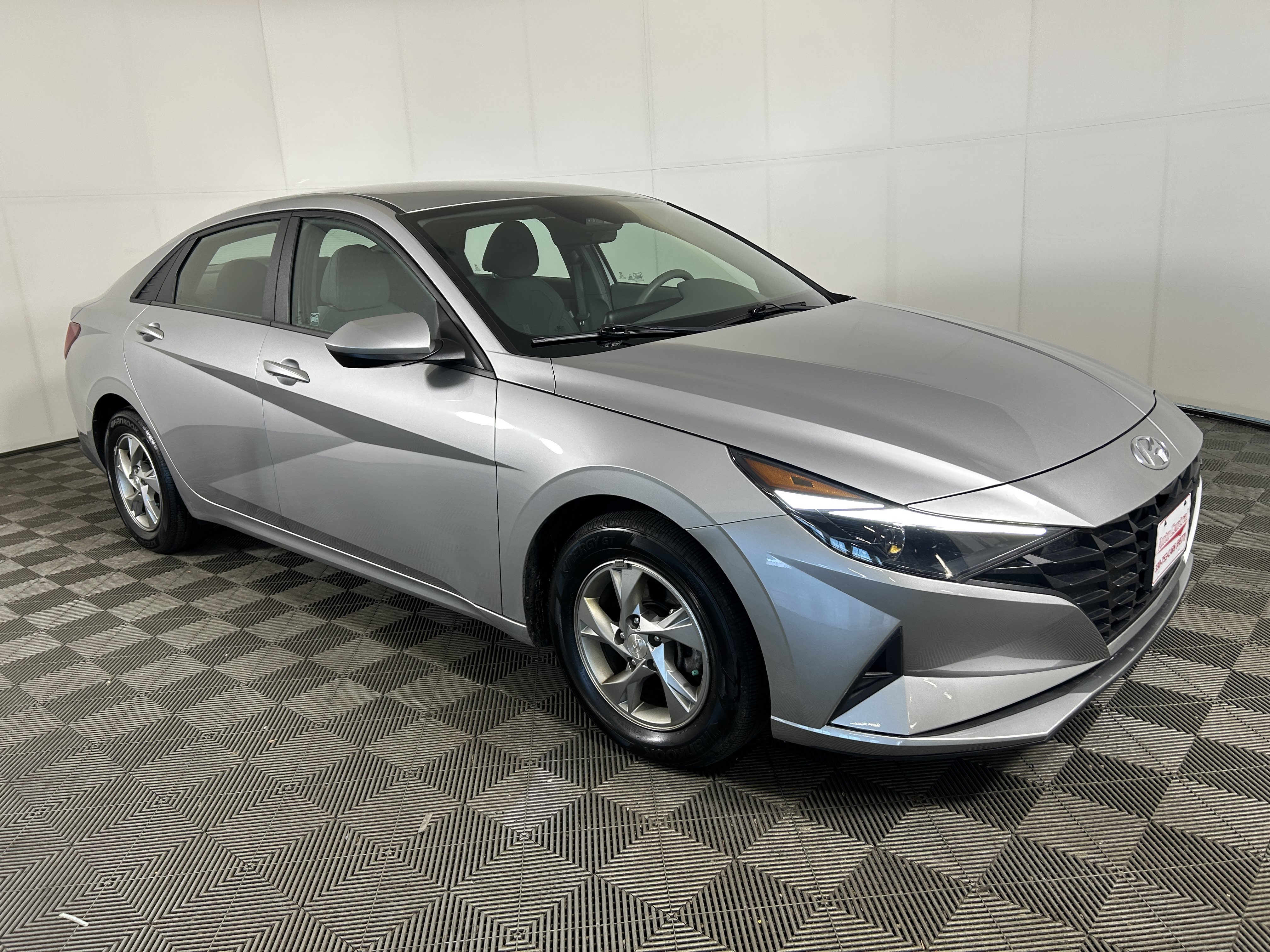 Used 2021 Hyundai Elantra SE FWD image 4