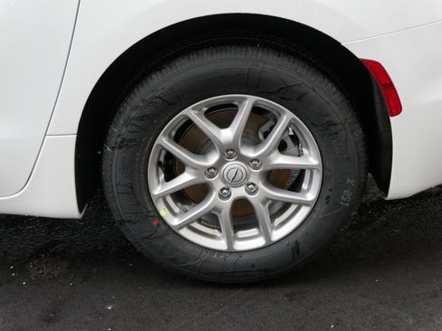 New 2026 Chrysler Pacifica Select image 4