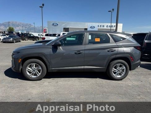 Used 2025 Hyundai Tucson SE AWD/4WD image 2