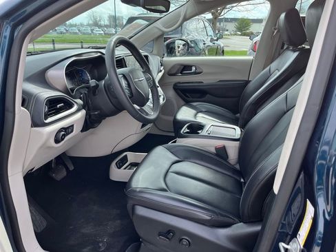 Used 2024 Chrysler Pacifica Limited FWD image 12