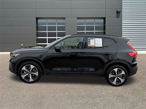 Used 2025 Volvo XC40 B5 Plus image 4