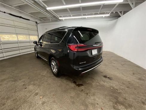 Used 2023 Chrysler Pacifica Limited image 4