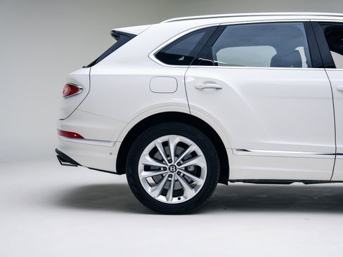 Used 2024 Bentley Bentayga image 19