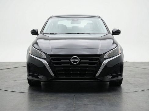 Used 2025 Nissan Altima 2.5 SV FWD image 2