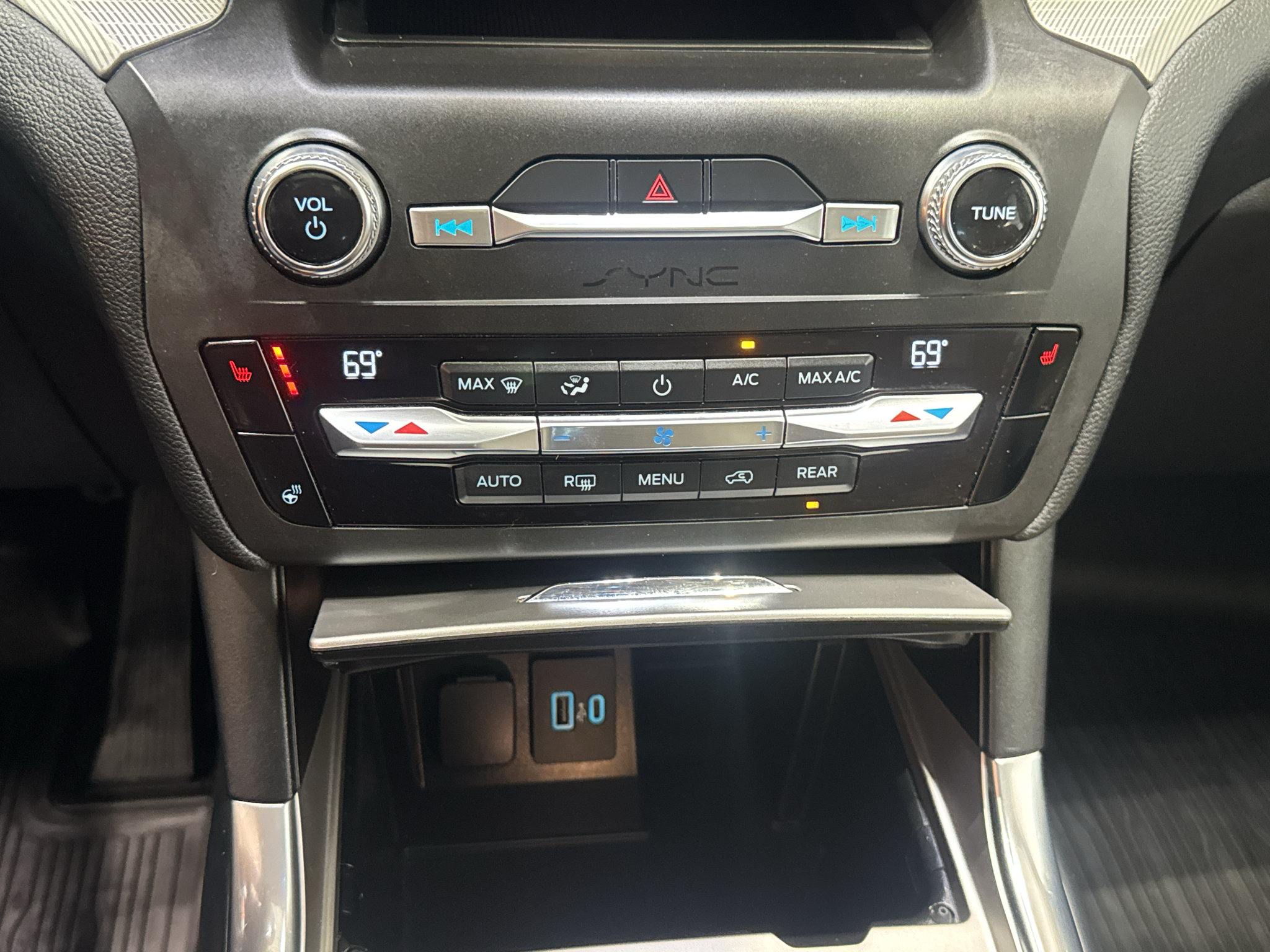 Used 2020 Ford Explorer XLT w/ Equipment Group 202A AWD/4WD image 32