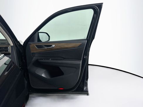 Used 2025 Volkswagen Atlas SE AWD/4WD image 33