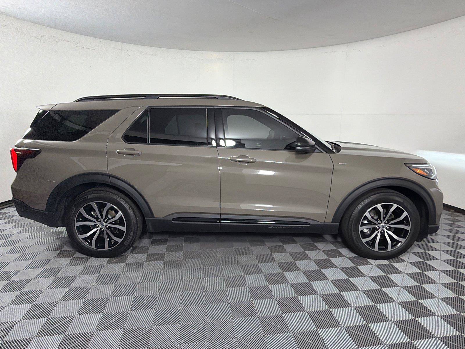 Used 2026 Ford Explorer ST-Line w/ Premium Package RWD image 8