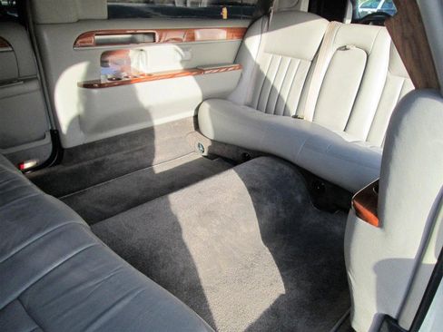 Used 2009 Lincoln Town Car Executive image 8