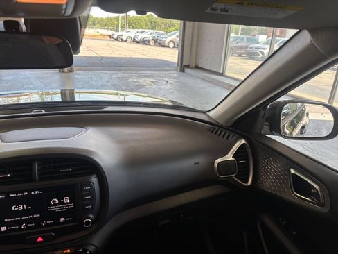 Used 2025 Kia Soul LX w/ LX Technology Package FWD image 32