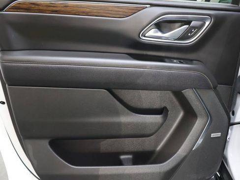 Used 2023 Chevrolet Suburban Premier image 15