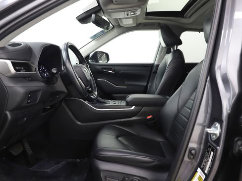 Used 2021 Toyota Highlander XLE image 24