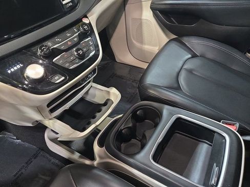 Used 2023 Chrysler Pacifica Touring-L image 26