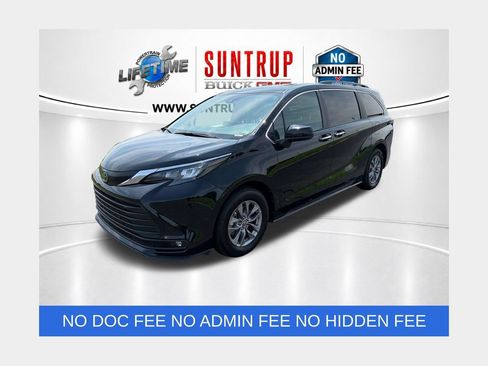 Used 2025 Toyota Sienna XLE FWD image 1