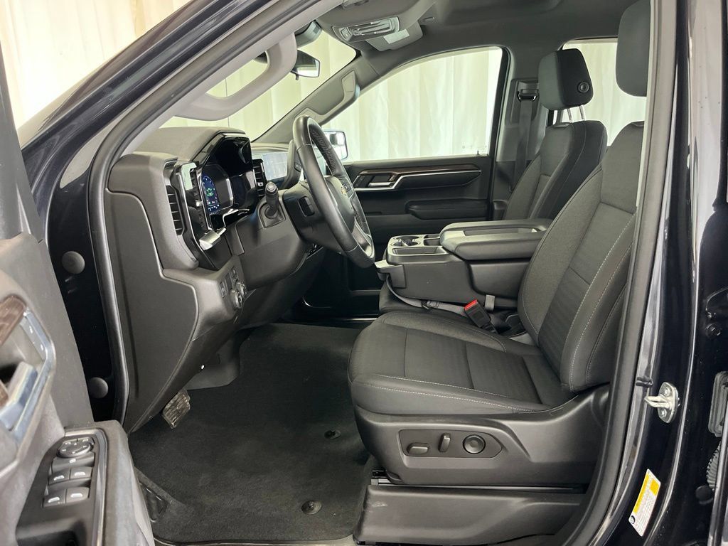 Used 2023 Chevrolet Silverado 1500 LT w/ Protection Package RWD image 3