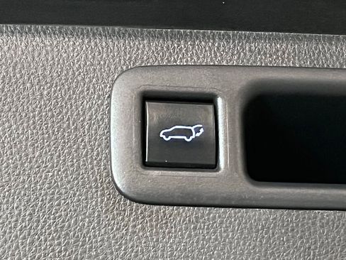 Used 2022 Toyota Highlander XLE AWD/4WD image 11