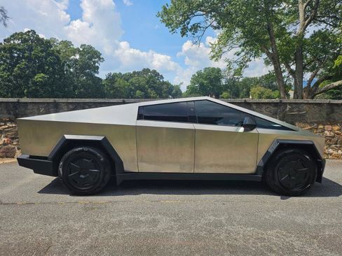 Used 2024 Tesla Cybertruck AWD Crew Cab image 10