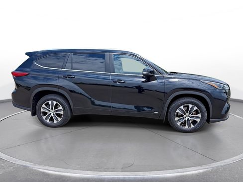 Used 2023 Toyota Highlander XLE AWD/4WD image 9