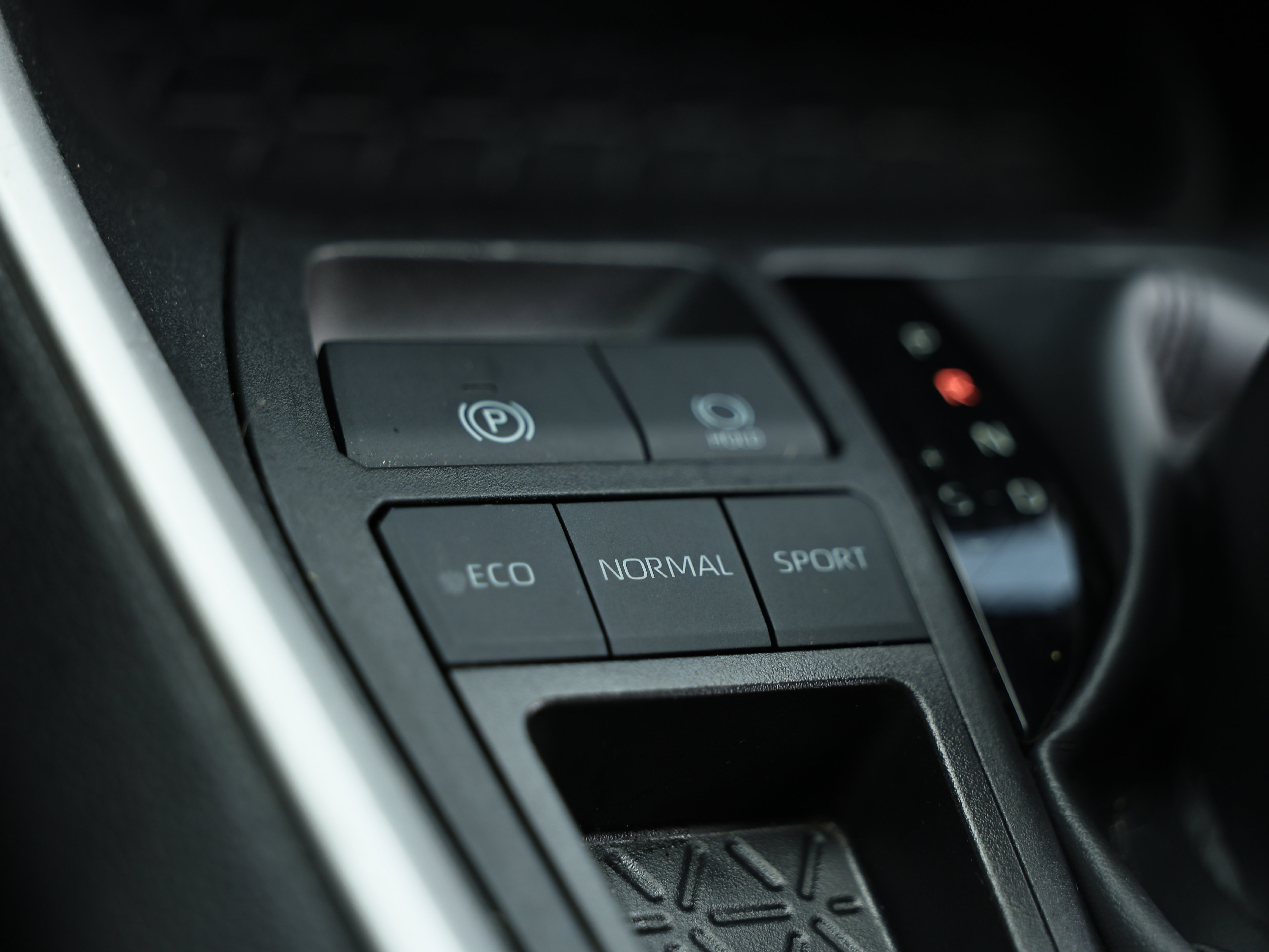 Used 2025 Toyota RAV4 XLE FWD image 39