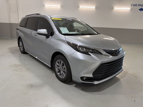 Used 2025 Toyota Sienna XLE FWD image 3