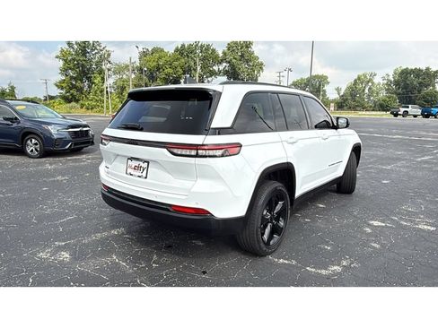 Used 2024 Jeep Grand Cherokee Altitude AWD/4WD image 8