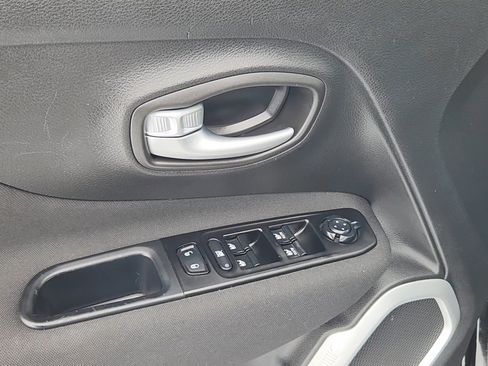 Used 2020 Jeep Renegade Latitude w/ Cold Weather Group image 7