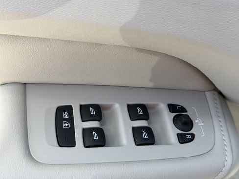 New 2026 Volvo XC60 B5 Ultra w/ Climate Package image 17