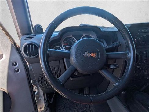 Used 2010 Jeep Wrangler Unlimited Rubicon AWD/4WD image 17