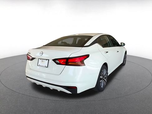 Used 2025 Nissan Altima 2.5 SV FWD image 15