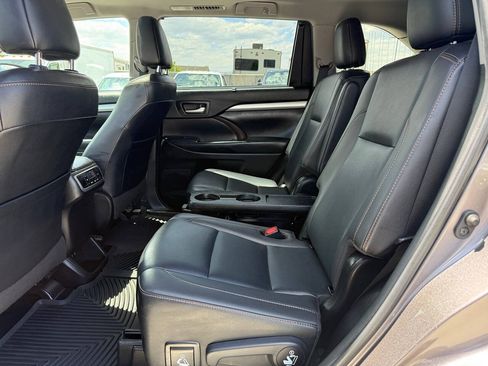 Used 2019 Toyota Highlander XLE AWD/4WD image 21
