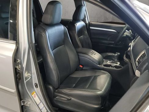Used 2016 Toyota Highlander XLE AWD/4WD image 25