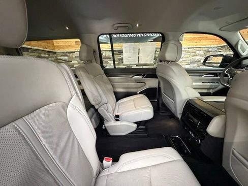 Used 2023 Jeep Wagoneer Series III w/ Preferred Equipment Group AWD/4WD image 33