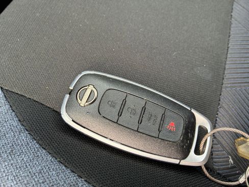 Used 2025 Nissan Versa SV FWD image 22