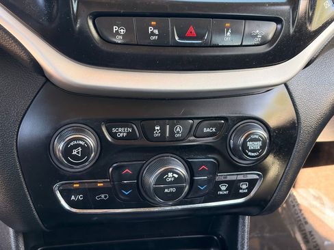 Used 2015 Jeep Cherokee Trailhawk w/ Comfort/Convenience Group AWD/4WD image 23