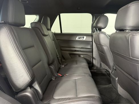 Used 2015 Ford Explorer XLT w/ Equipment Group 202A AWD/4WD image 13