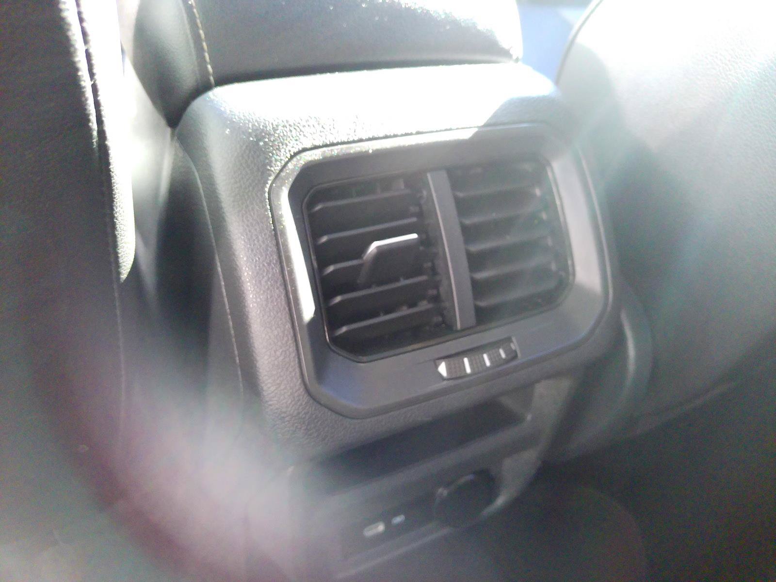 Used 2021 Volkswagen Tiguan SEL AWD/4WD image 34