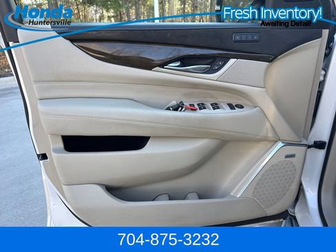 Used 2019 Cadillac Escalade Luxury image 12