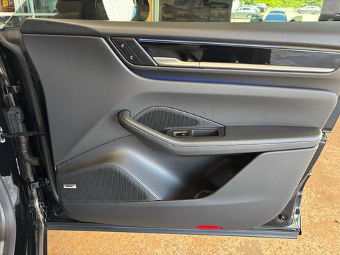 Used 2025 Porsche Macan Electric RWD image 19