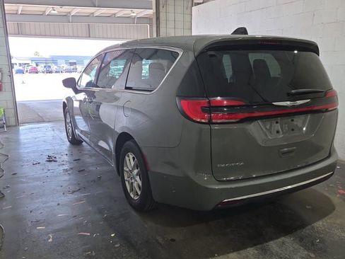 Used 2025 Chrysler Pacifica Select FWD image 2