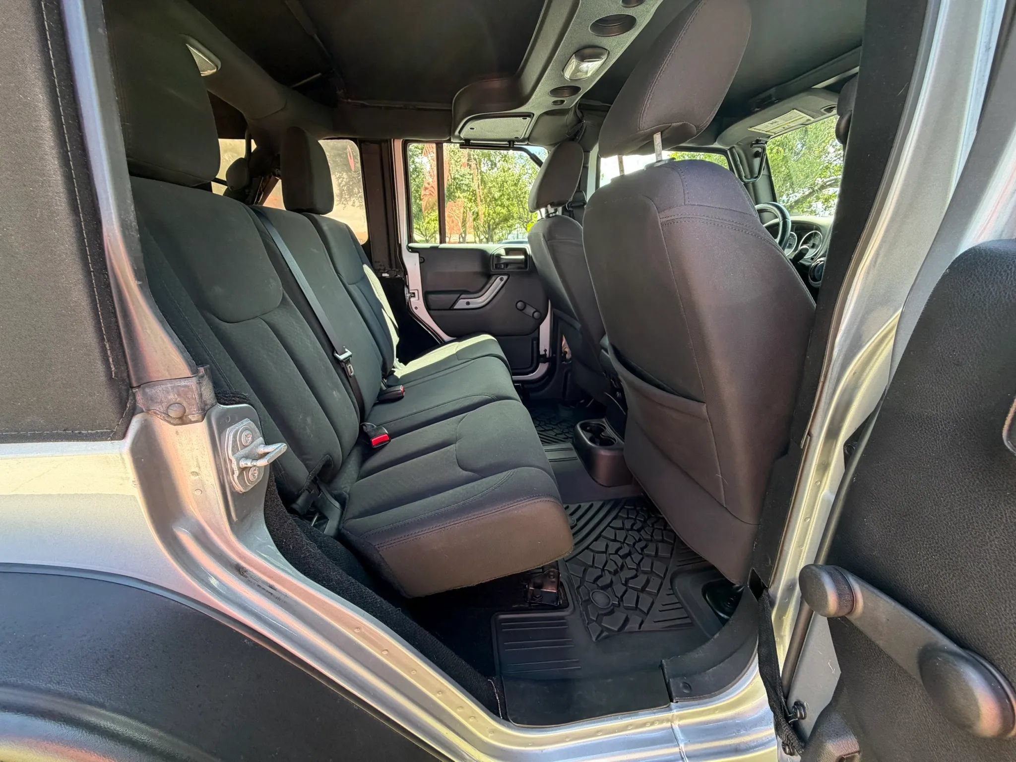 Used 2016 Jeep Wrangler Unlimited Sport w/ Connectivity Group AWD/4WD image 18