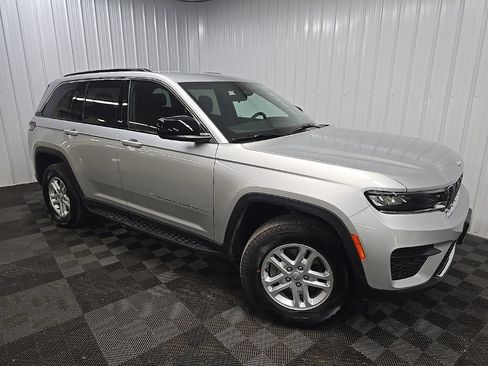 Used 2025 Jeep Grand Cherokee Laredo w/ Luxury Tech Group I AWD/4WD image 7
