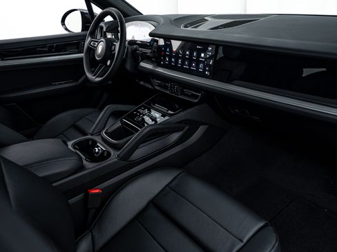 Certified 2025 Porsche Cayenne image 13