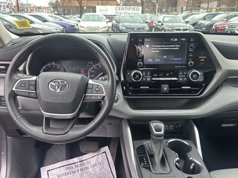 Used 2022 Toyota Highlander XLE image 26