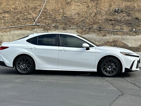 Used 2025 Toyota Camry SE FWD image 3