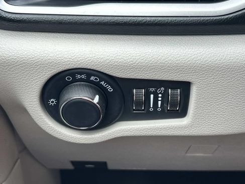 Used 2022 Chrysler Voyager LX FWD image 37