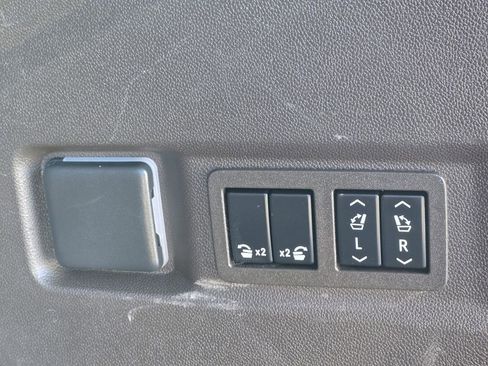 Used 2022 Chevrolet Tahoe LT w/ Luxury Package image 10