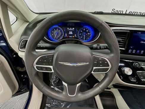 Used 2018 Chrysler Pacifica Touring Plus w/ Tire & Wheel Group FWD image 11