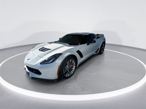 Used 2015 Chevrolet Corvette Z06 w/ 3LZ Preferred Equipment Group image 4