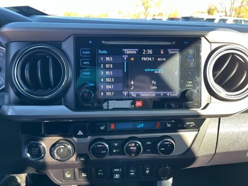 Used 2018 Toyota Tacoma Limited image 35