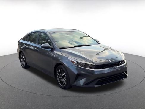 Used 2024 Kia Forte LXS image 3