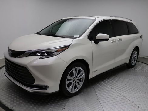 Certified 2021 Toyota Sienna Platinum image 1